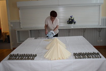 Pöytä oli katettu kauniiksi ja tarjoilu toimi paikallisen ravintolayrittäjän toimesta.