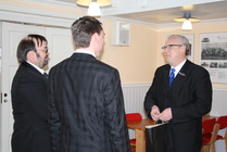 Kai Pöntinen toi onnittelutervehdyksen Lapualta.