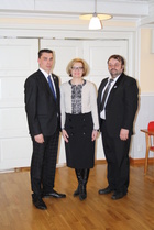 Juhlapuhuja, odotettu vieras Paula Risikko juhli Teuvan Kokoomuksen kanssa.