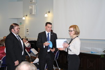 Juhlapuhujalle ojennettiin lahjaksi ja kiitokseksi vierailustaan Härkä on niin yrös itikka-kirja teuvalaisista kansanperinteistä sekä aatteen värinen silkkihuivi.