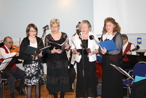 Musiikkia kuultiin laidasta laitaan, paikallisesta musiikillisesta osaamisesta antoivat näytteen mm. Mustavalkoiset-lauluyhtye.