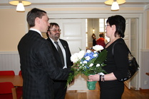 Virallisen vastaanoton aikana onnittelijoita riitti. Kuvassa Paula Kaleva, Teuvan Keskustan puheenjohtaja.