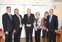 Tuttuja ja aktiivisia kokoomuslaisia kasvoja löytyi juhlavieraiden joukosta. Puheenjohtajan ja sihteerin kanssa kuvassa Kittilät ja Ahot.