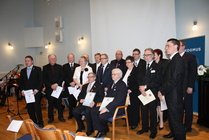 Kunniajäsenyyksien lisäksi juhlassa jaettiin Kokoomuksen leijonamerkkejä jäsenvuosista.