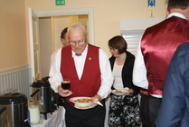 Maittava lihasoppa maistui juhlan päätteeksi myös viihdyttäneille soittajille, Teuvan Soitinyhtyeen väelle.